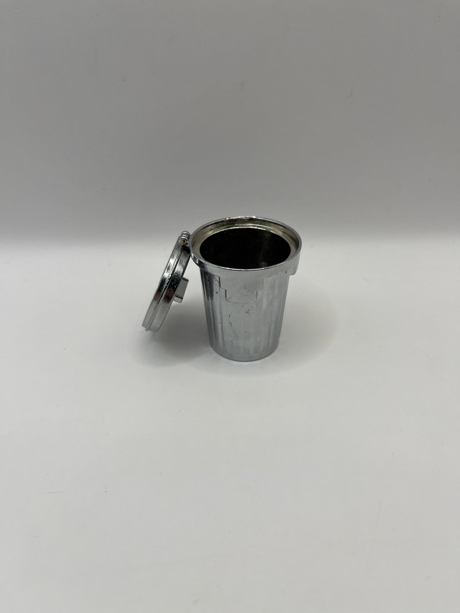 Metal dustbin with hinged lid