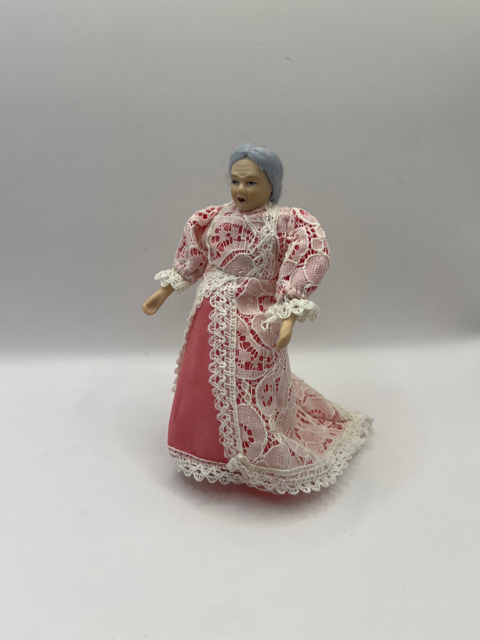 DOL015 - Older lady in lace dress