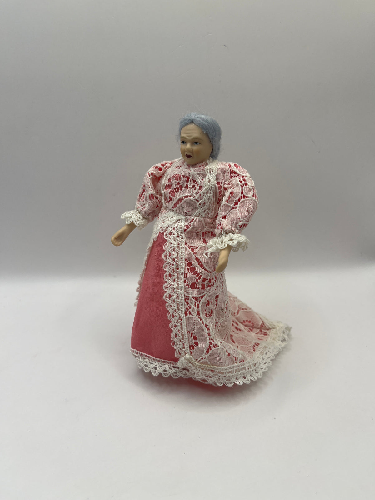 DOL015 - Older lady in lace dress