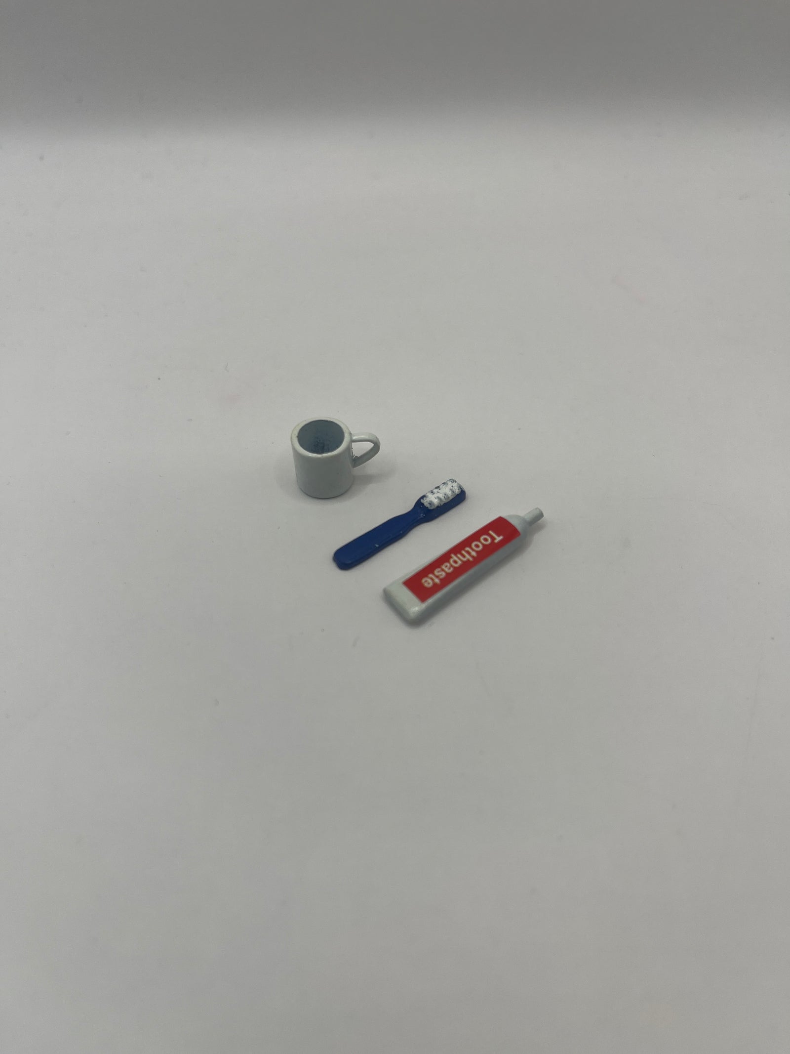 D146 - Toothbrush and toothpaste in cup