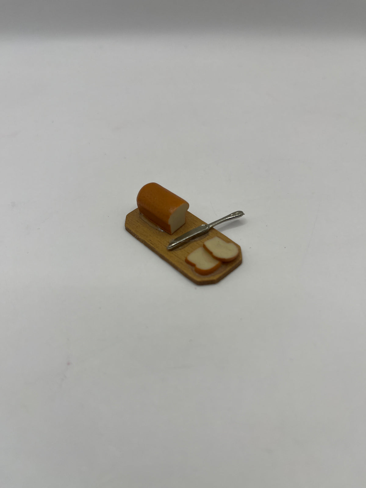 ACC111 - Sliced bread on board