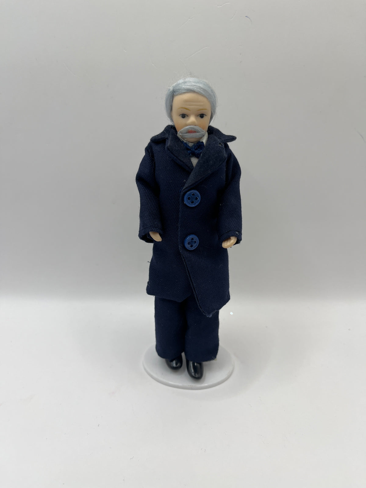 DOL095 - Man in navy suit