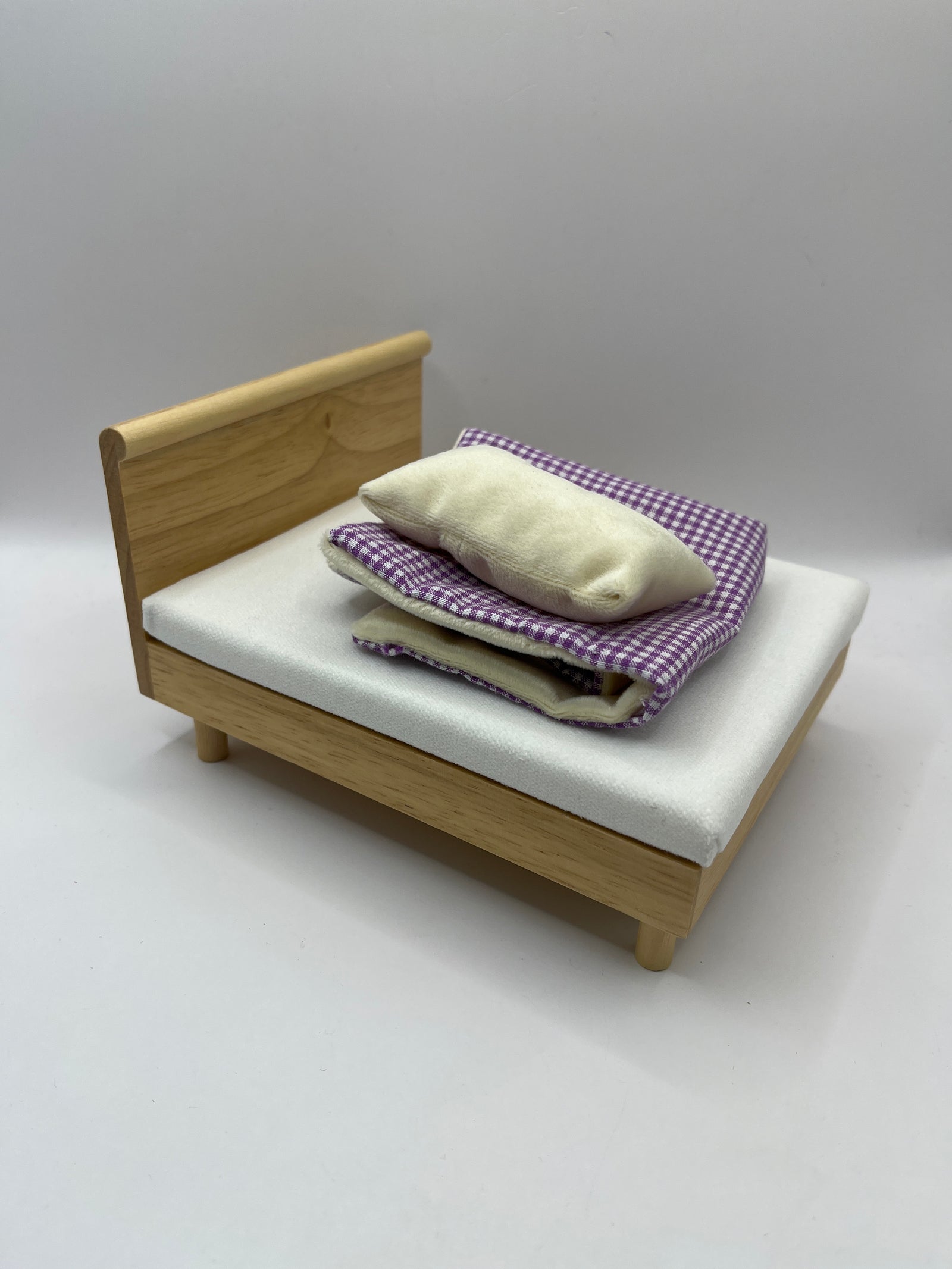 DF948 - Modern pine double bed with bedding