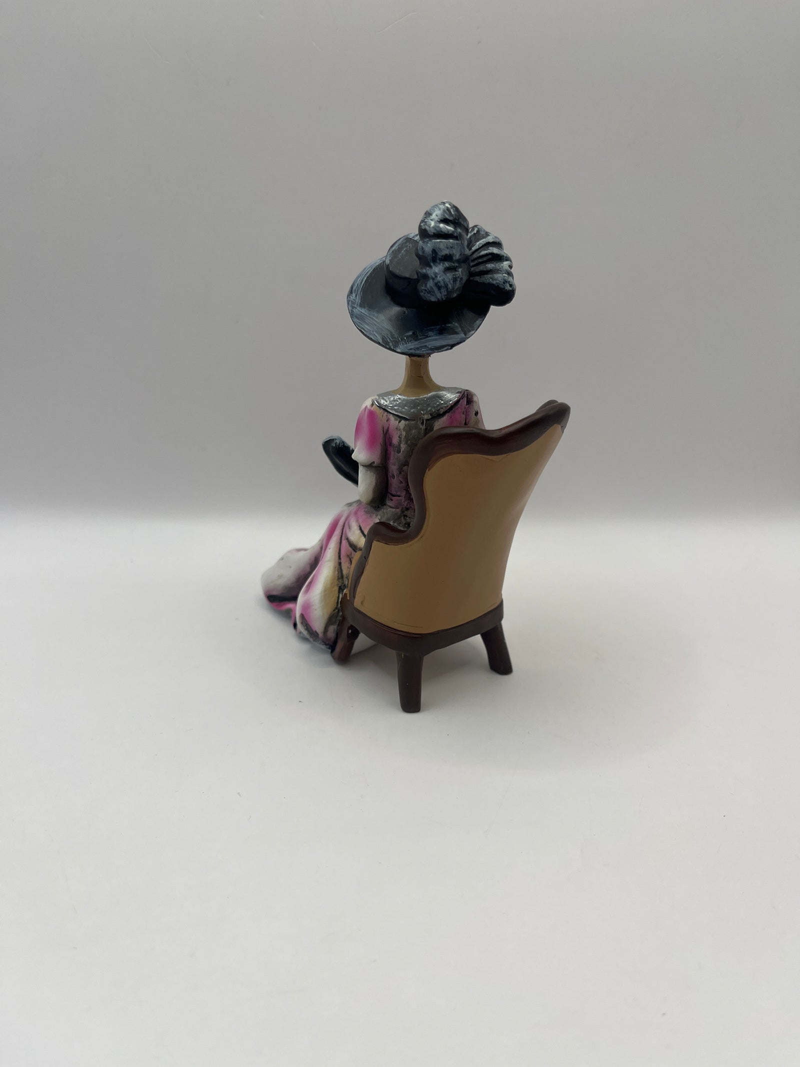 DP356 - Resin lady with fan in chair