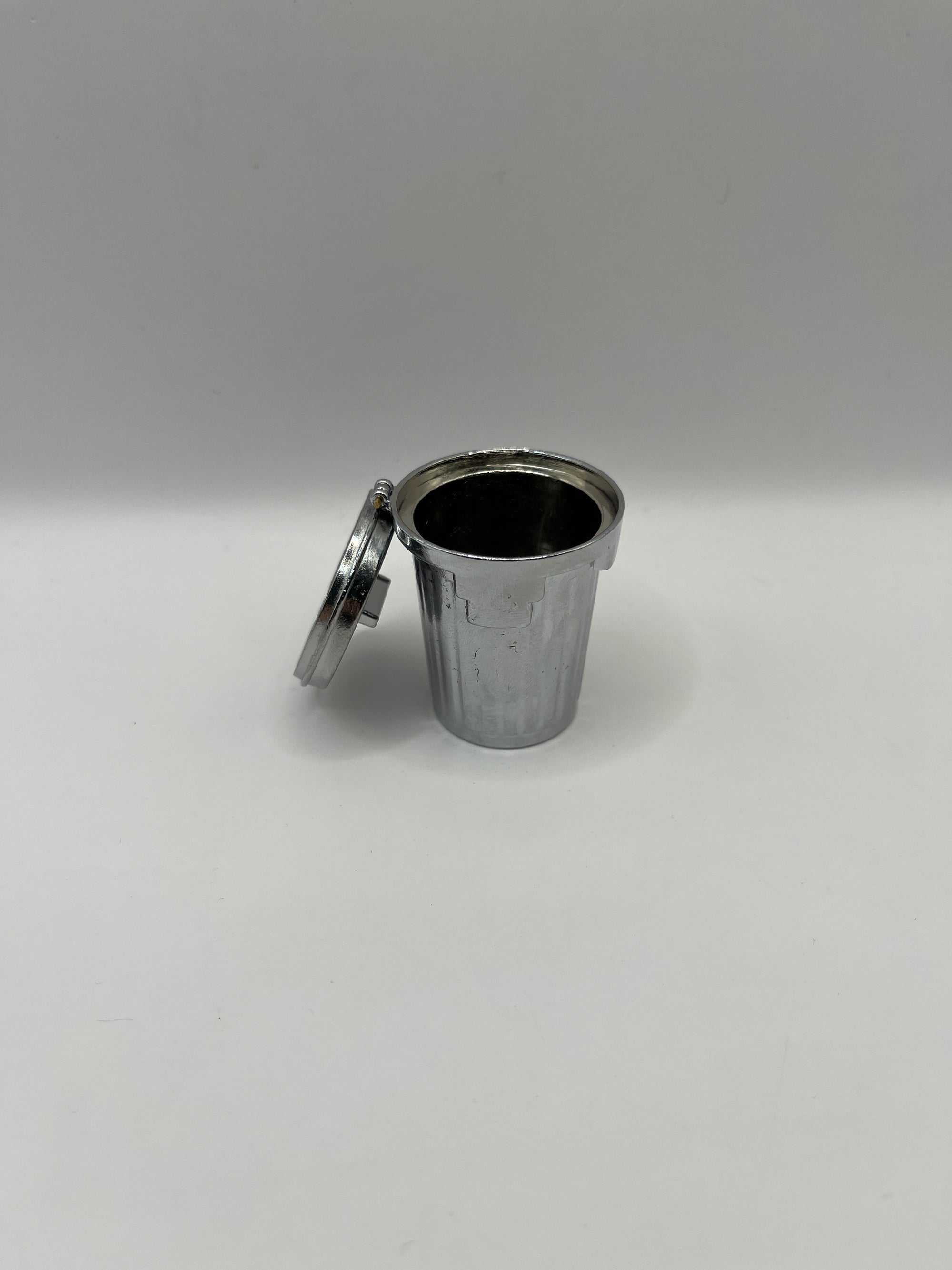 D2568 - Metal dustbin with hinged lid
