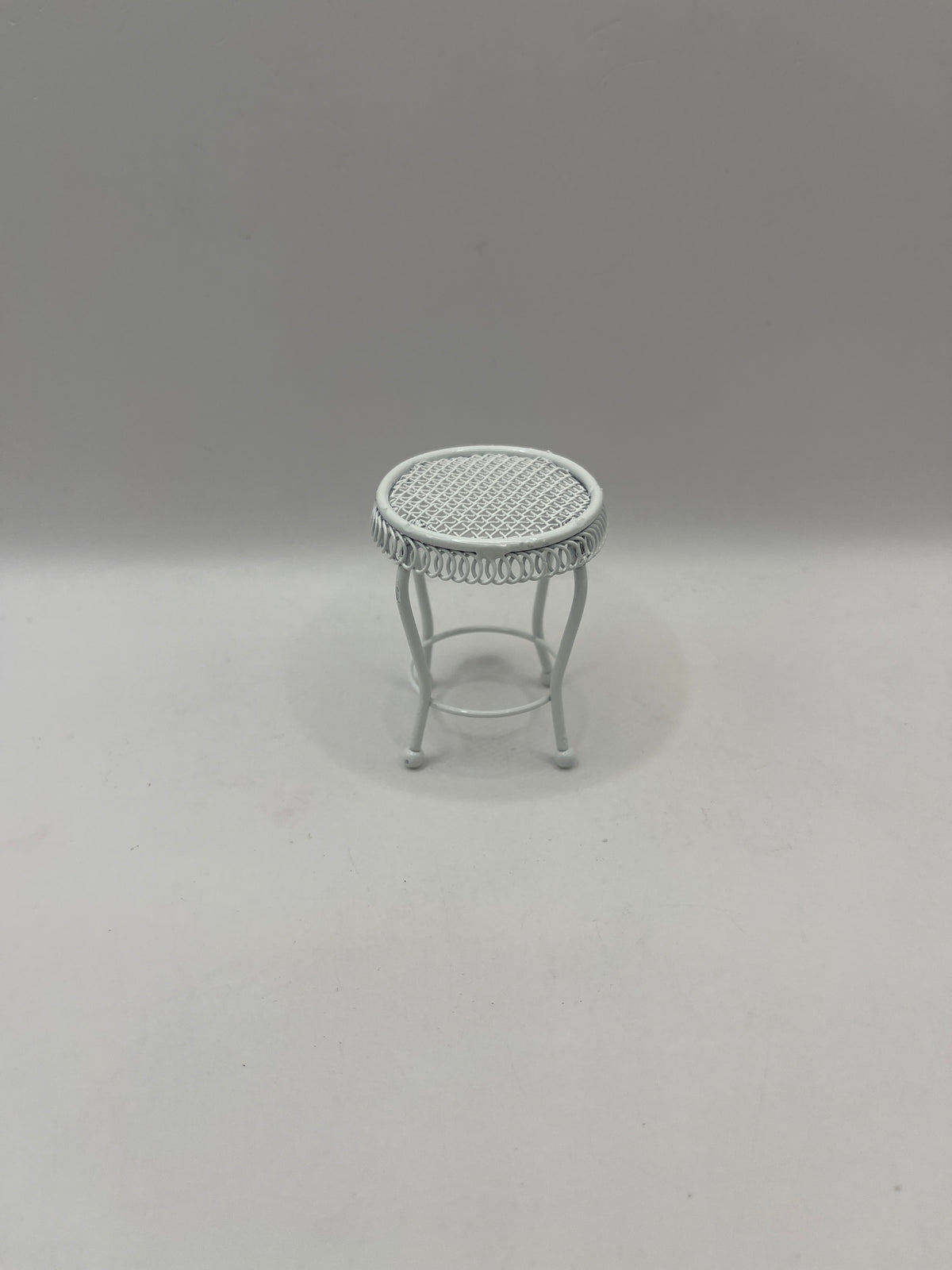 DF578 - White metal drinks table