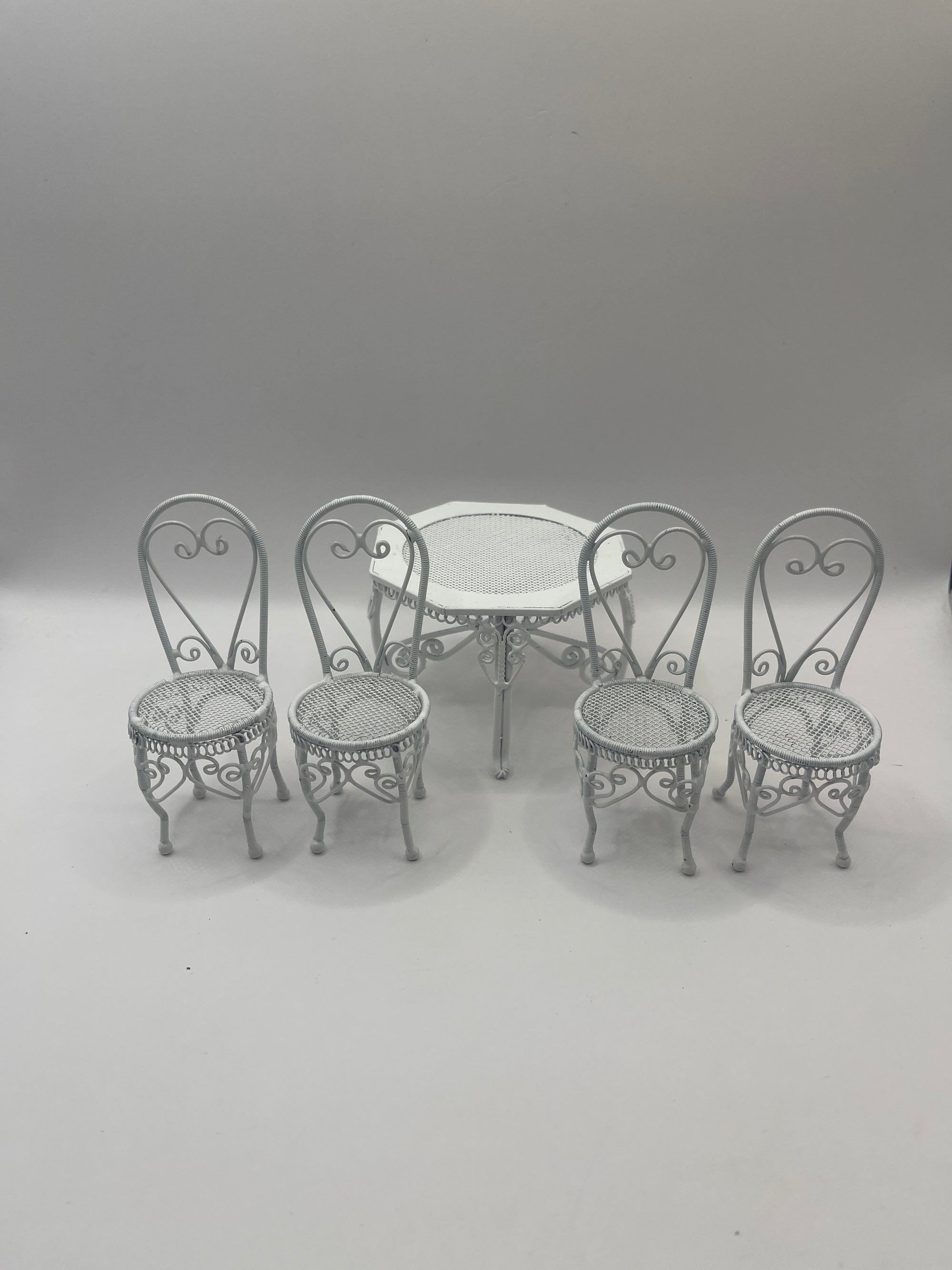 OUT010 - White metal garden table and 4 chairs
