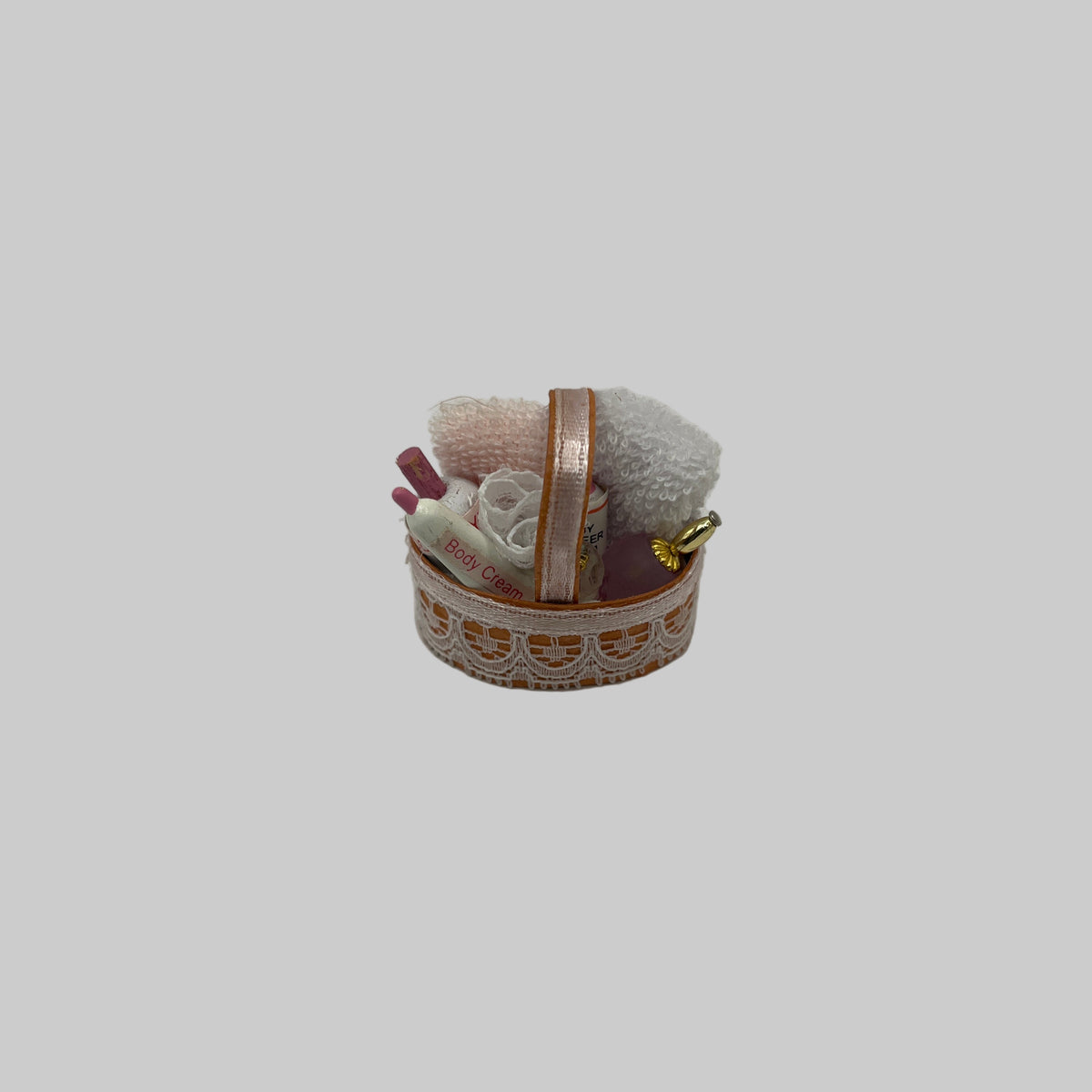 ACC100 - Basket of toiletries