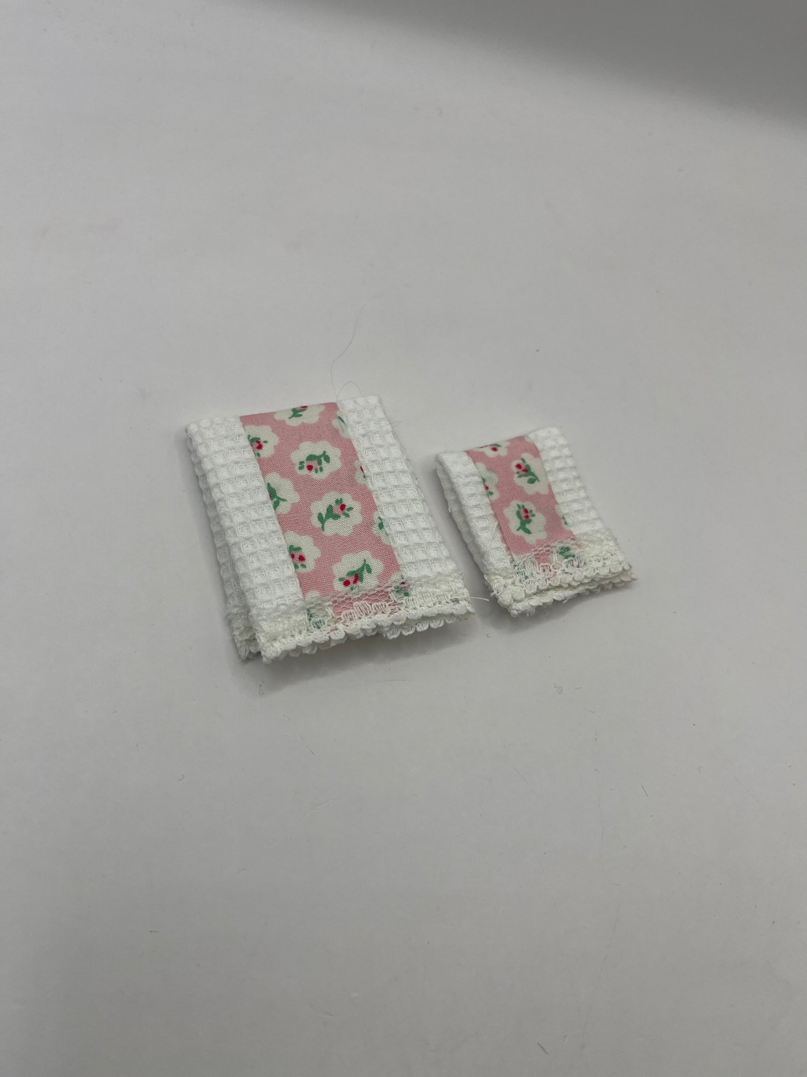 YD076 - Pair of lace edged towels