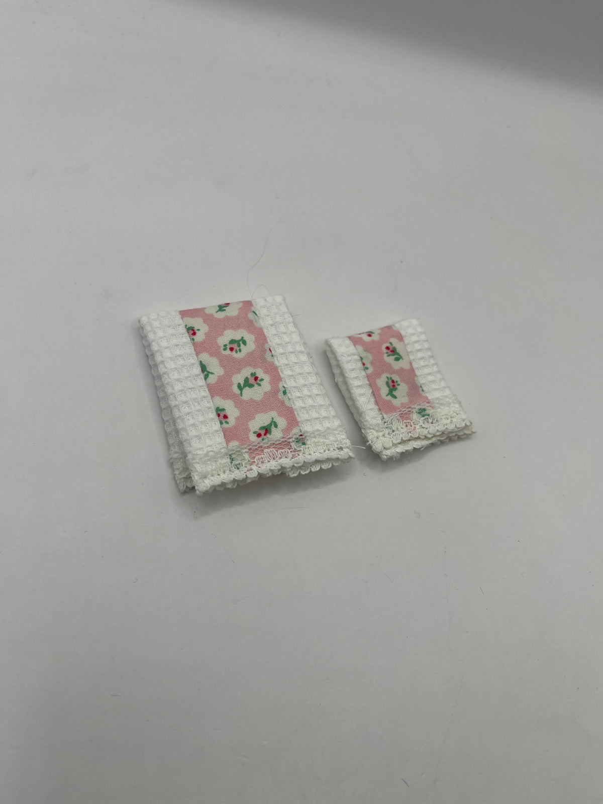 YD076 - Pair of lace edged towels