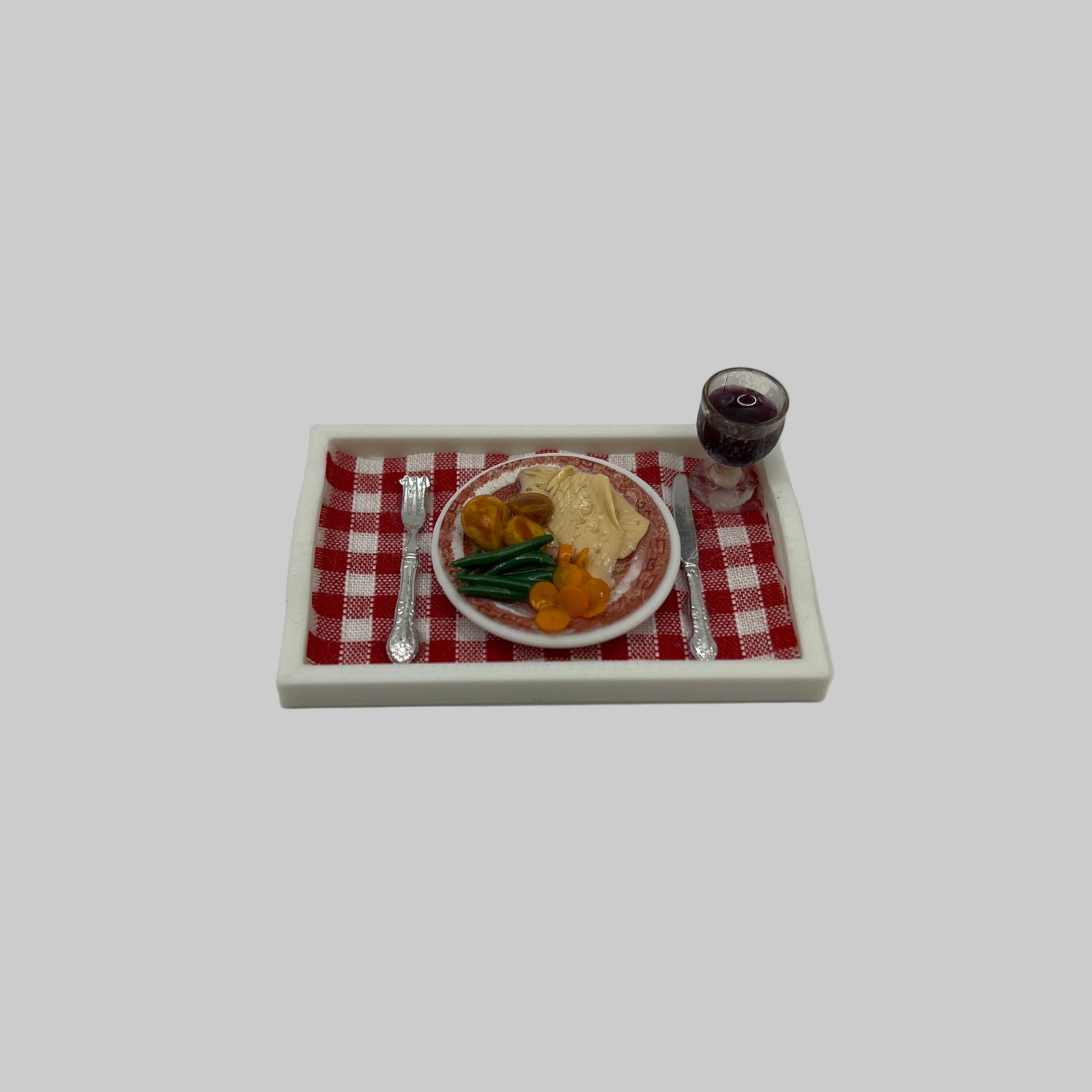 ZR040 - Dinner and drink on tray