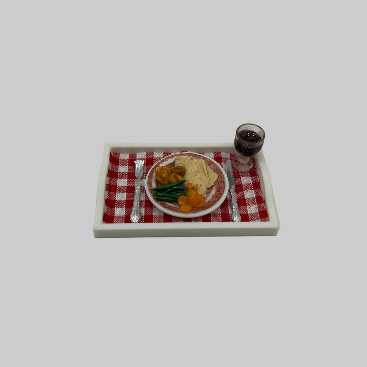ZR040 - Dinner and drink on tray
