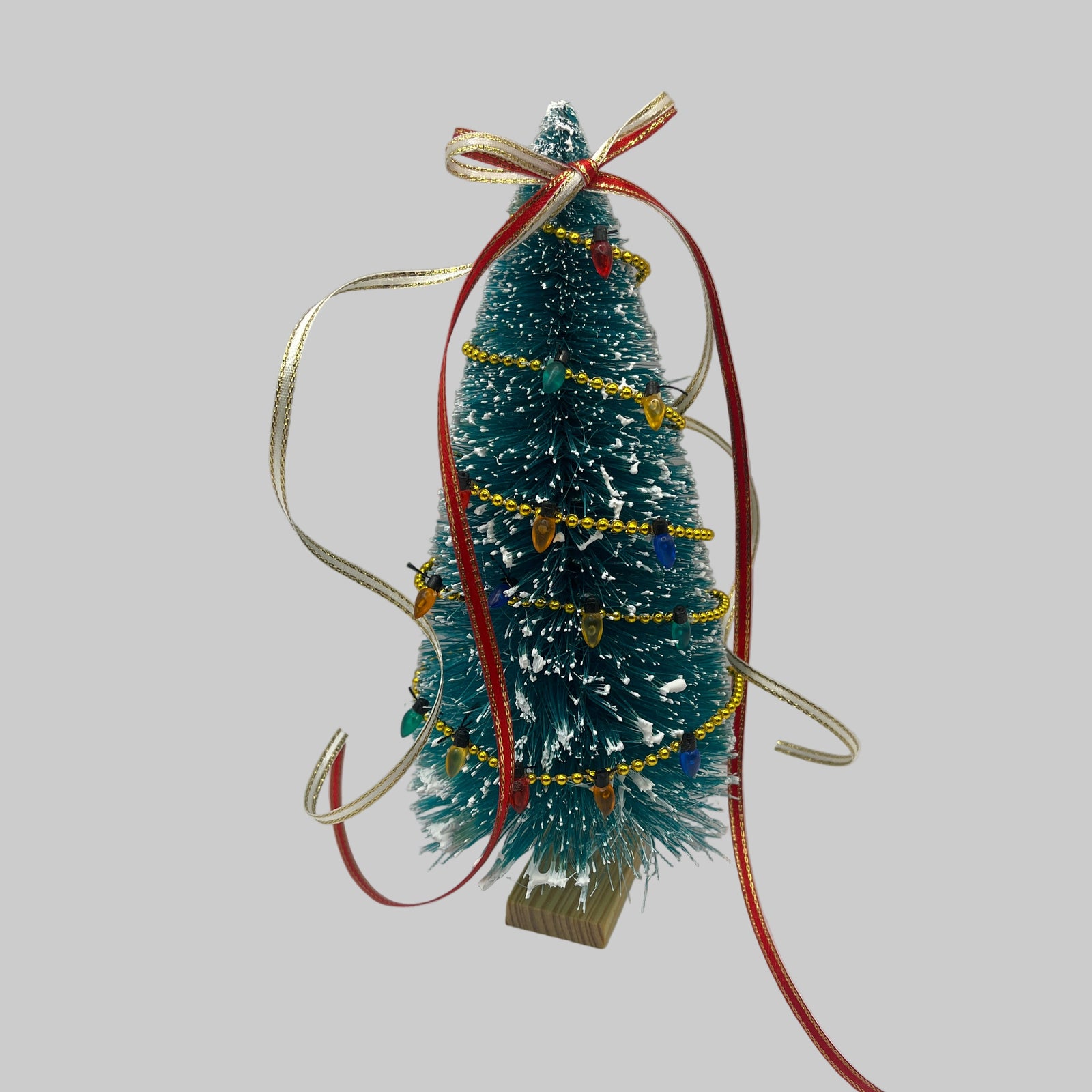 D939 - Large decorated Christmas tree