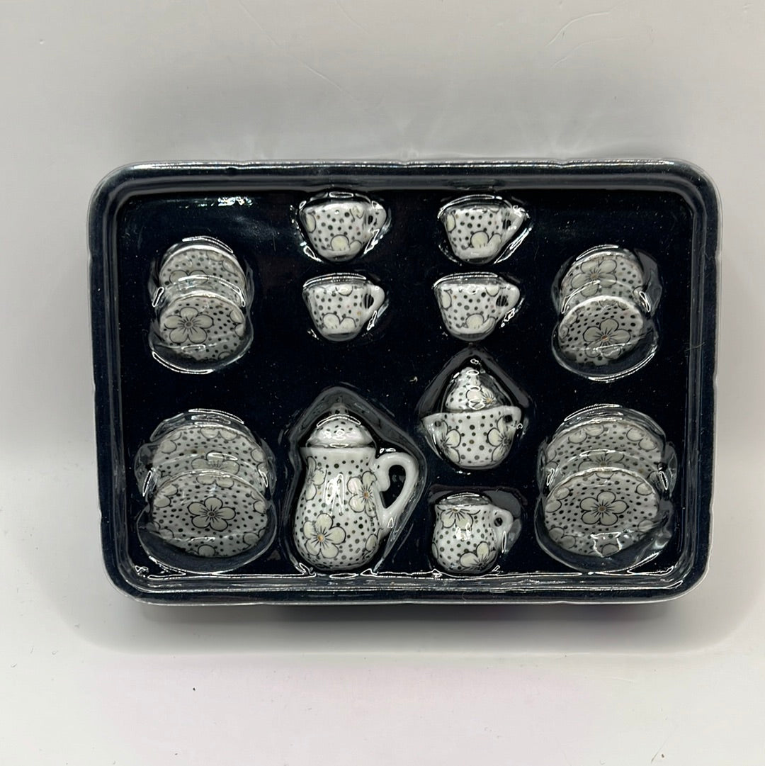 D2106 - Web pattern tea set