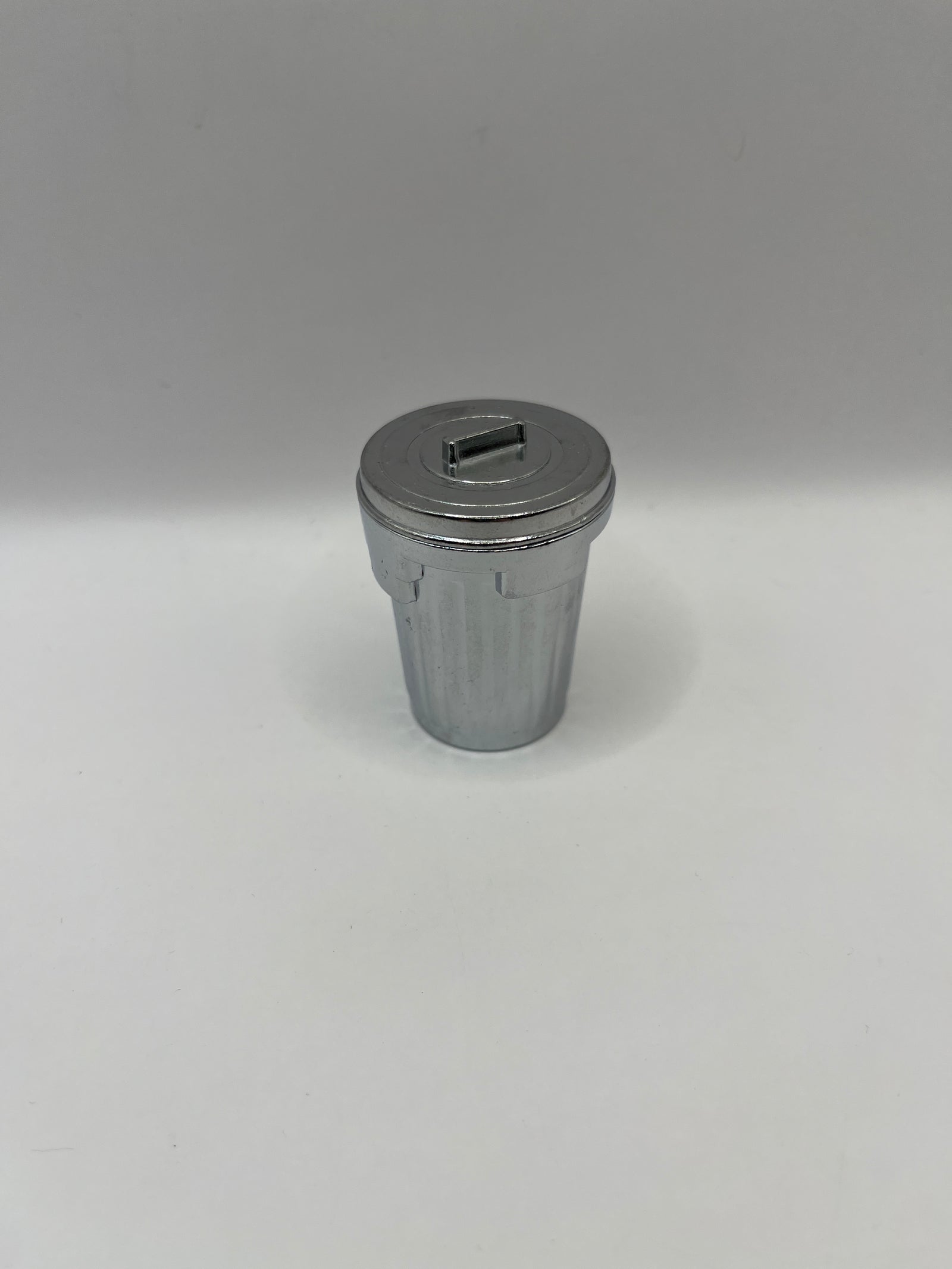 D2568 - Metal dustbin with hinged lid