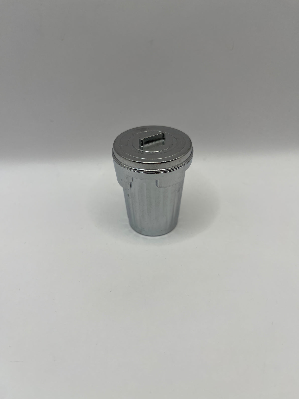 D2568 - Metal dustbin with hinged lid