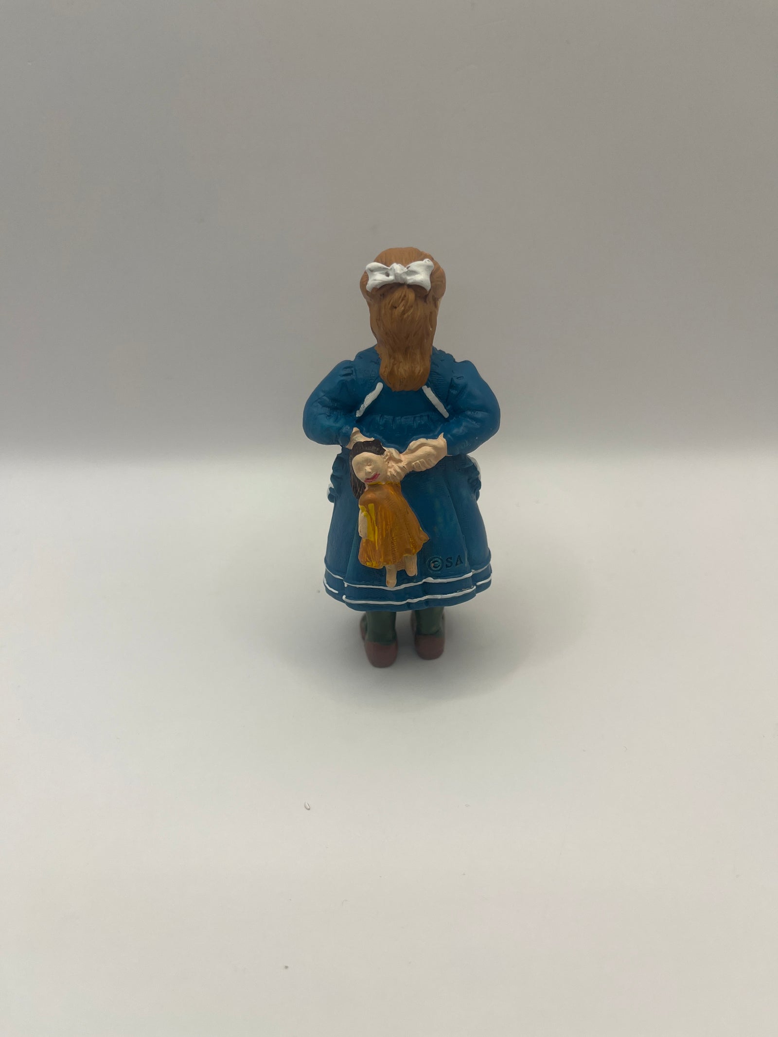 DP231 - Resin girl with doll