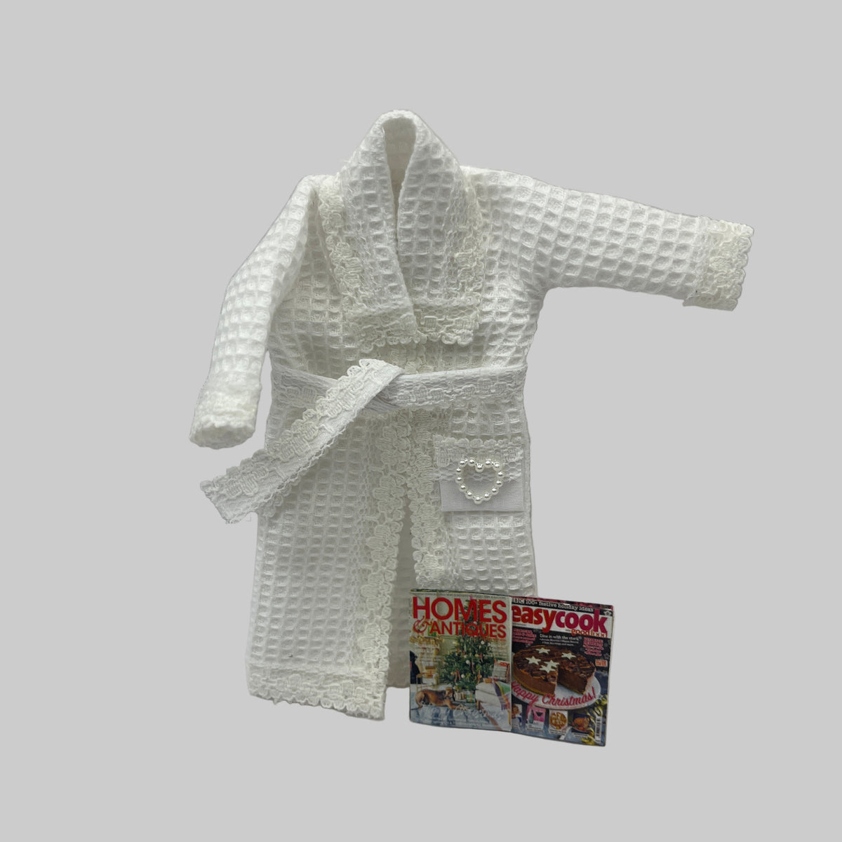 YD123 - Bath robe with magazines