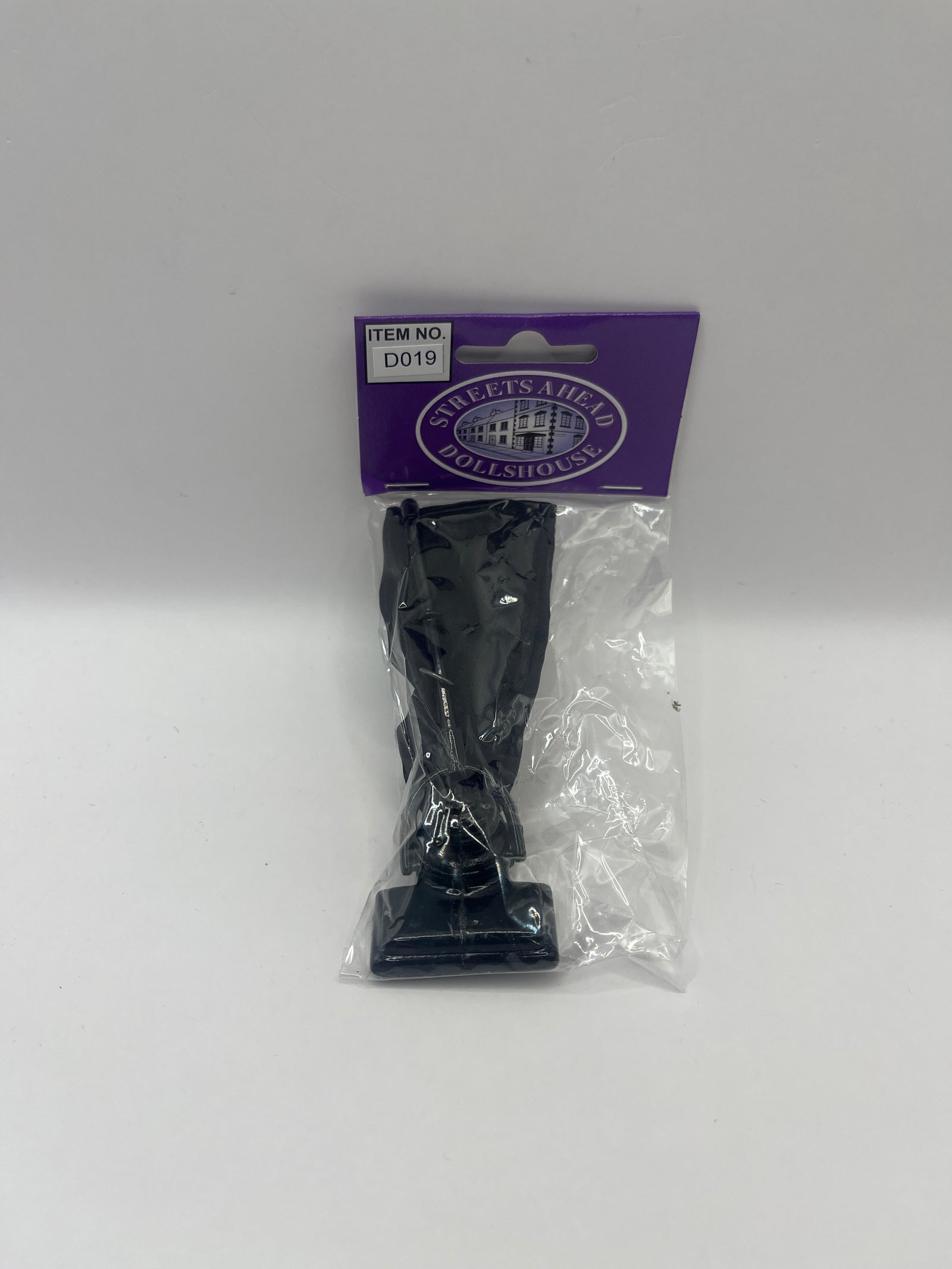 D019 - Old fashioned vacuum cleaner