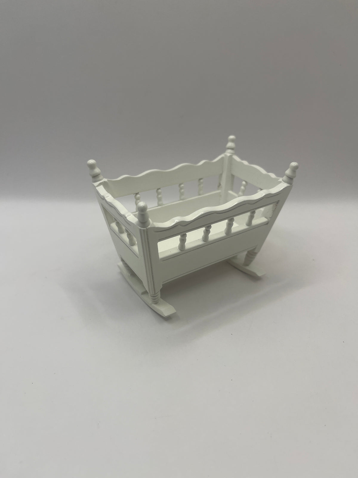 NUR098 - Large white crib