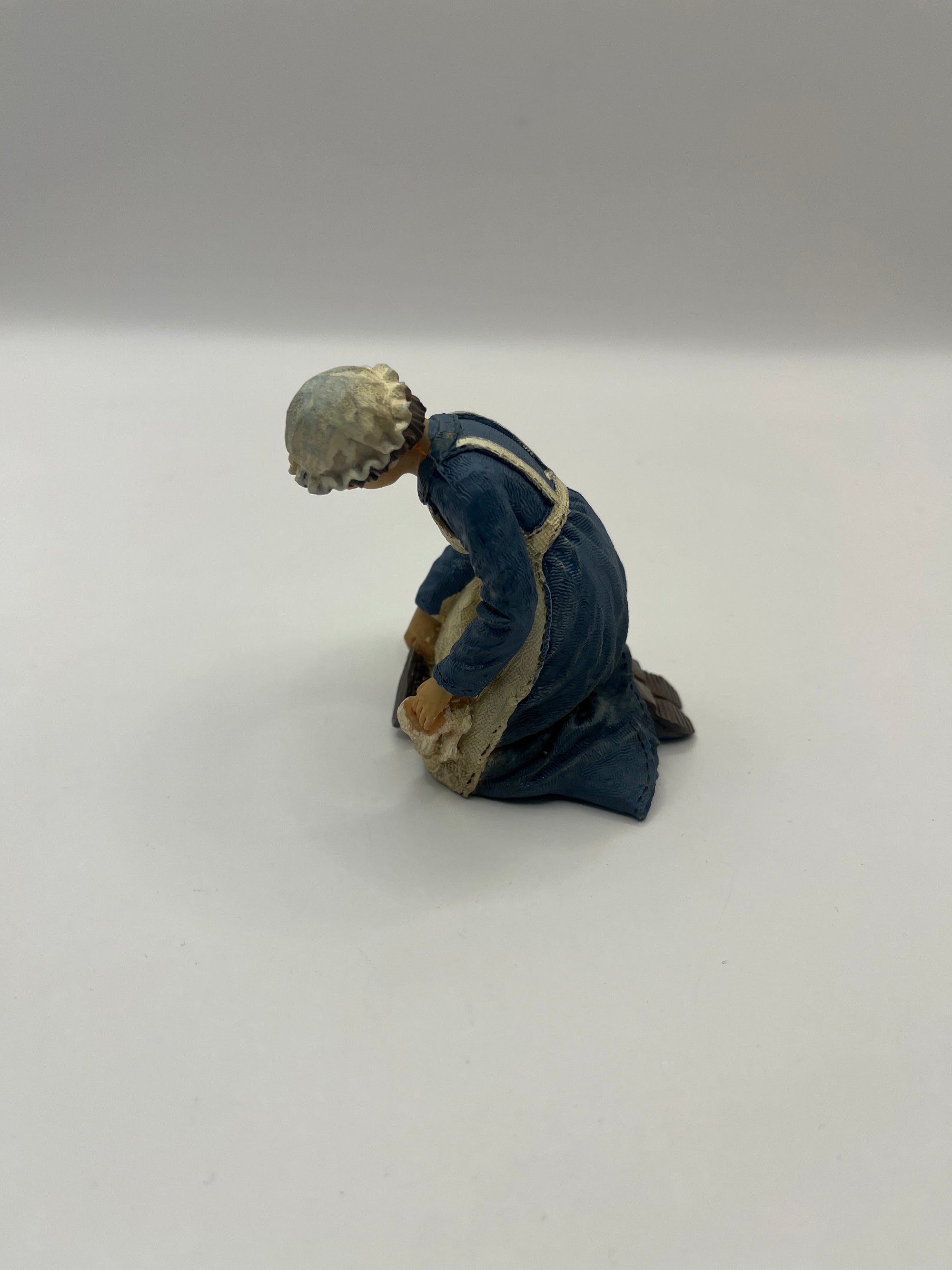 DP307 - Maid with bucket