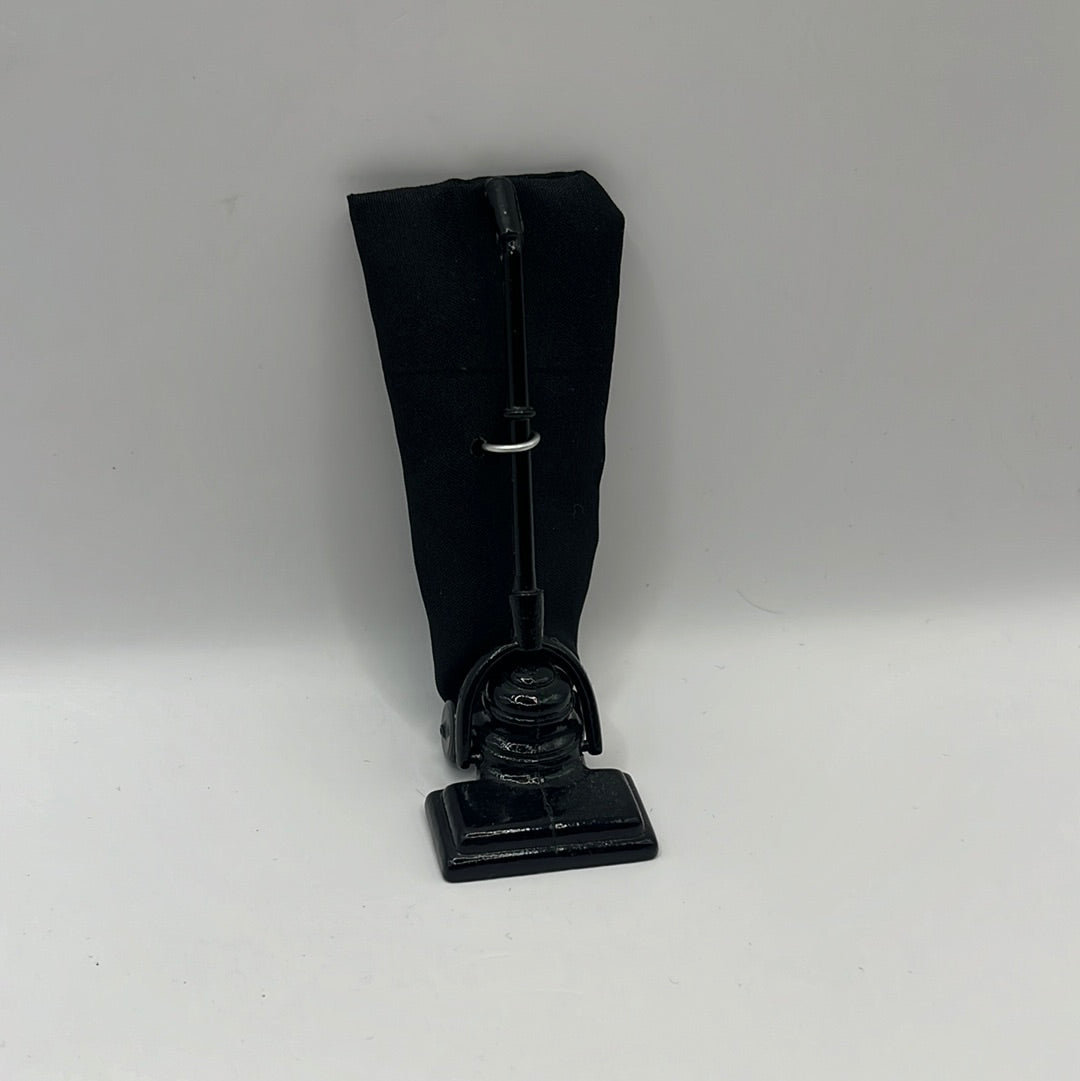 D019 - Old fashioned vacuum cleaner