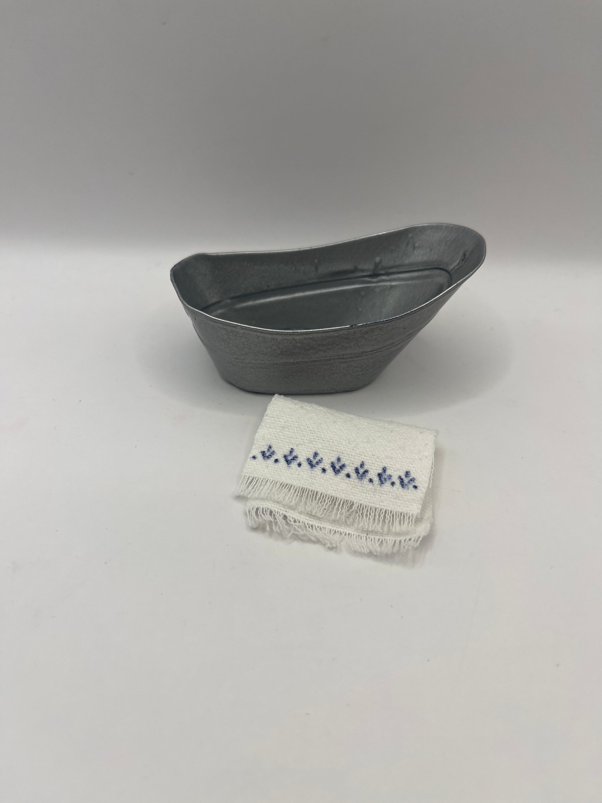 ACC270 - Tin bath with towel