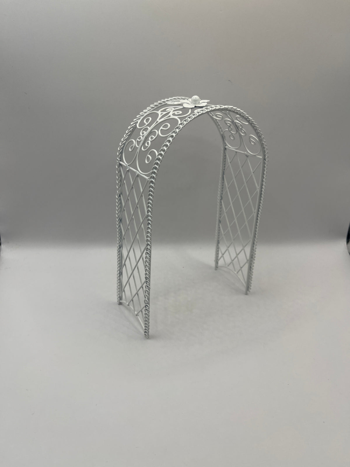 DF510 - White metal garden trellis arch
