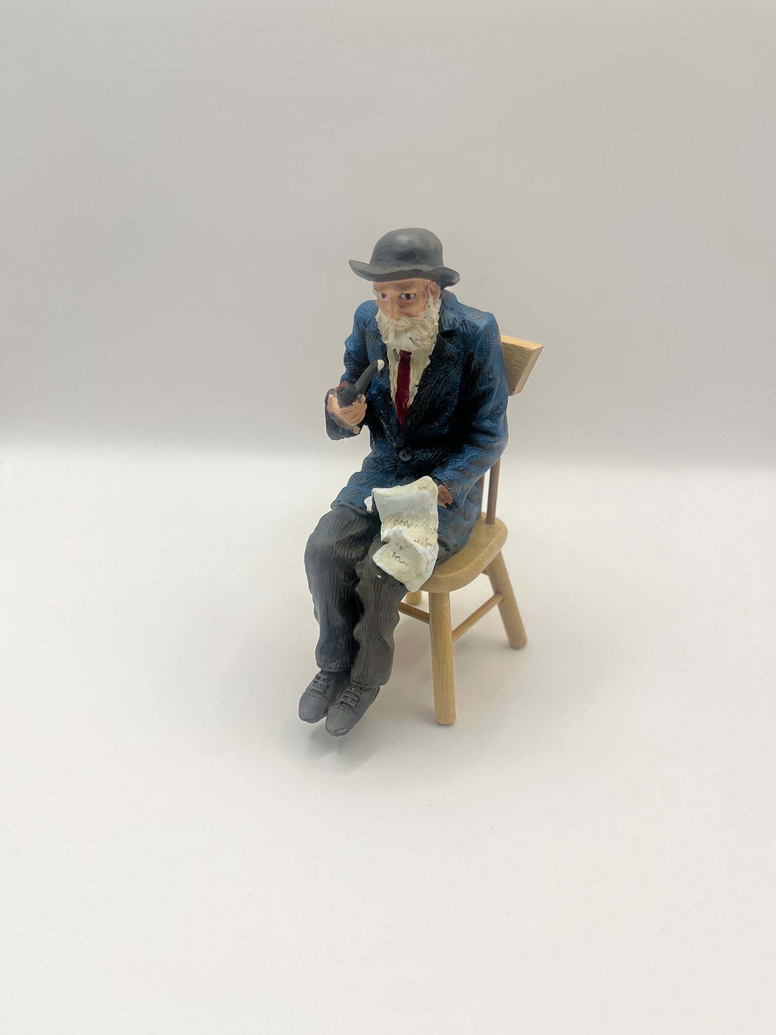 DP310 - Seated resin man with pipe