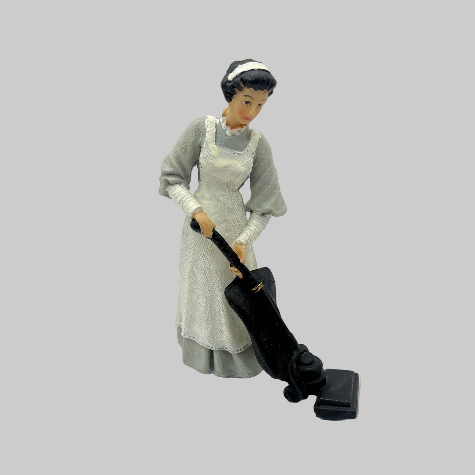 DP315 - Vacuuming maid