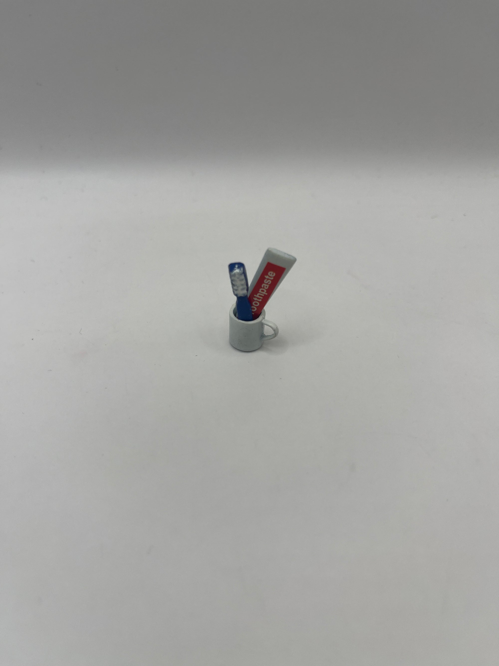 D146 - Toothbrush and toothpaste in cup