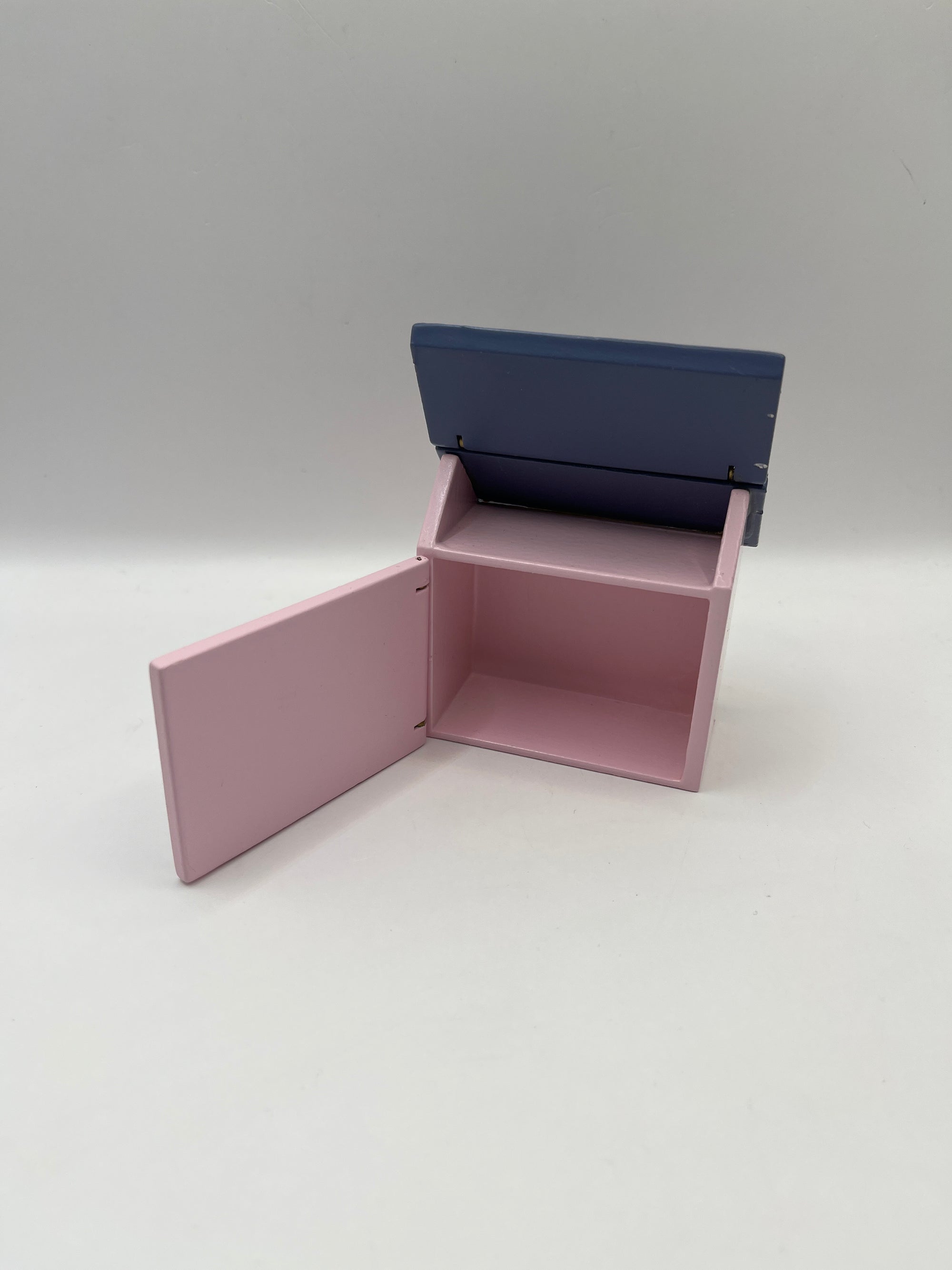 NUR014 - Toy dolls house