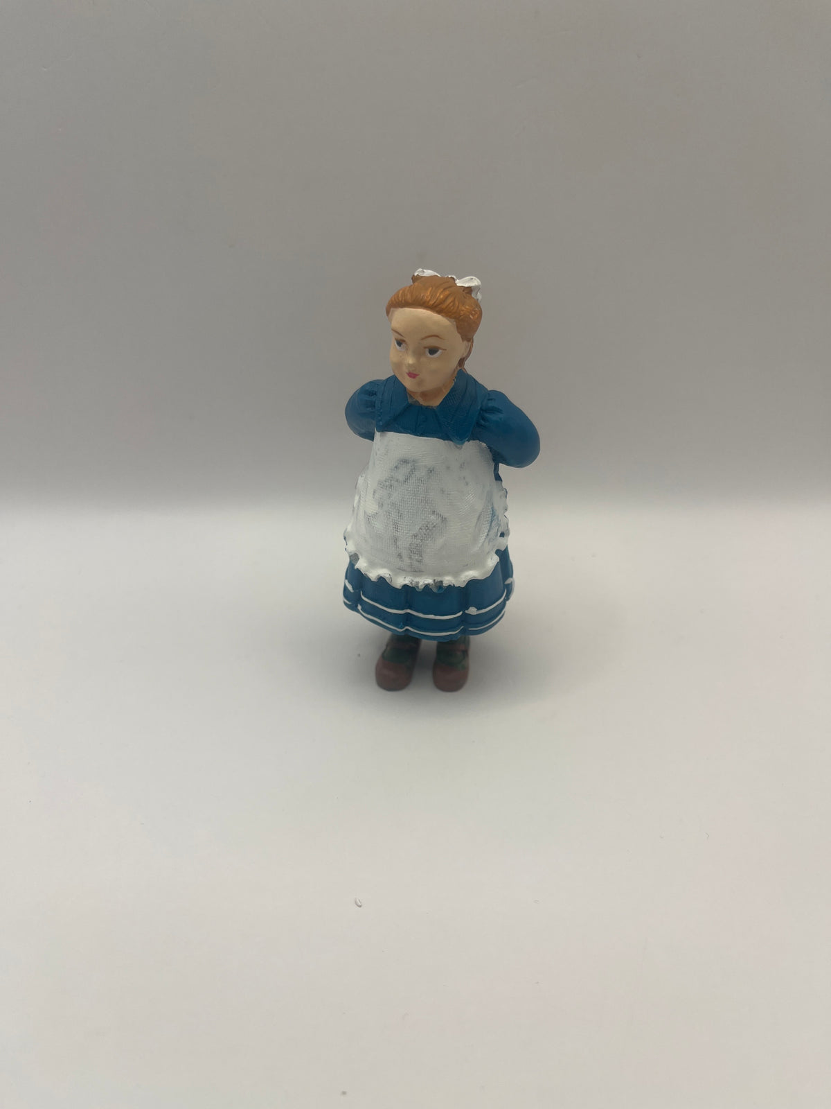 DP231 - Resin girl with doll