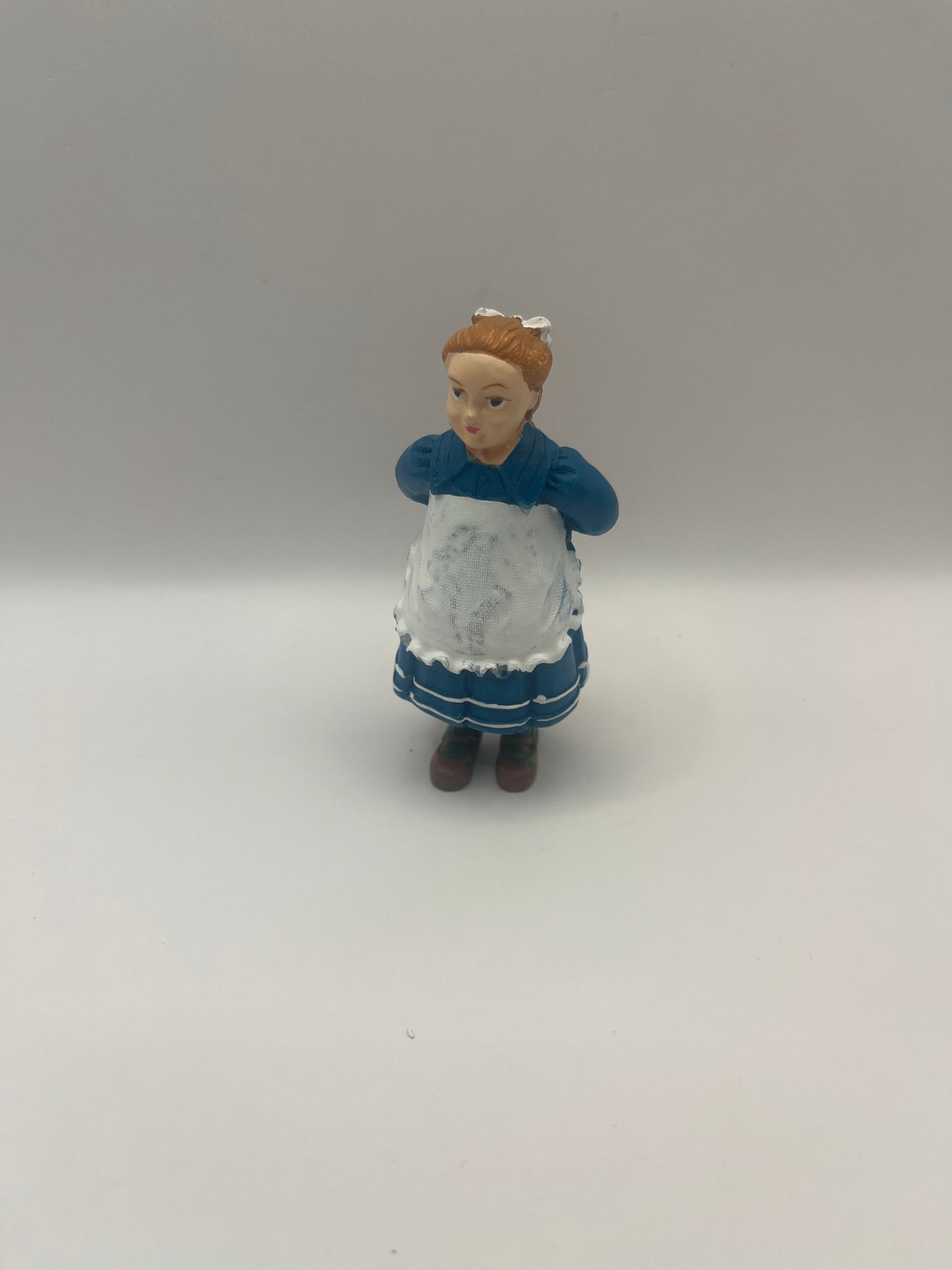 DP231 - Resin girl with doll