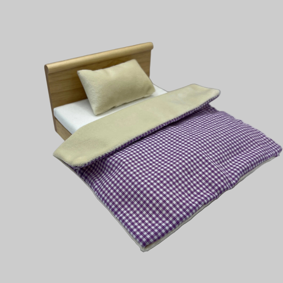 Dolls house Modern pine double bed with bedding