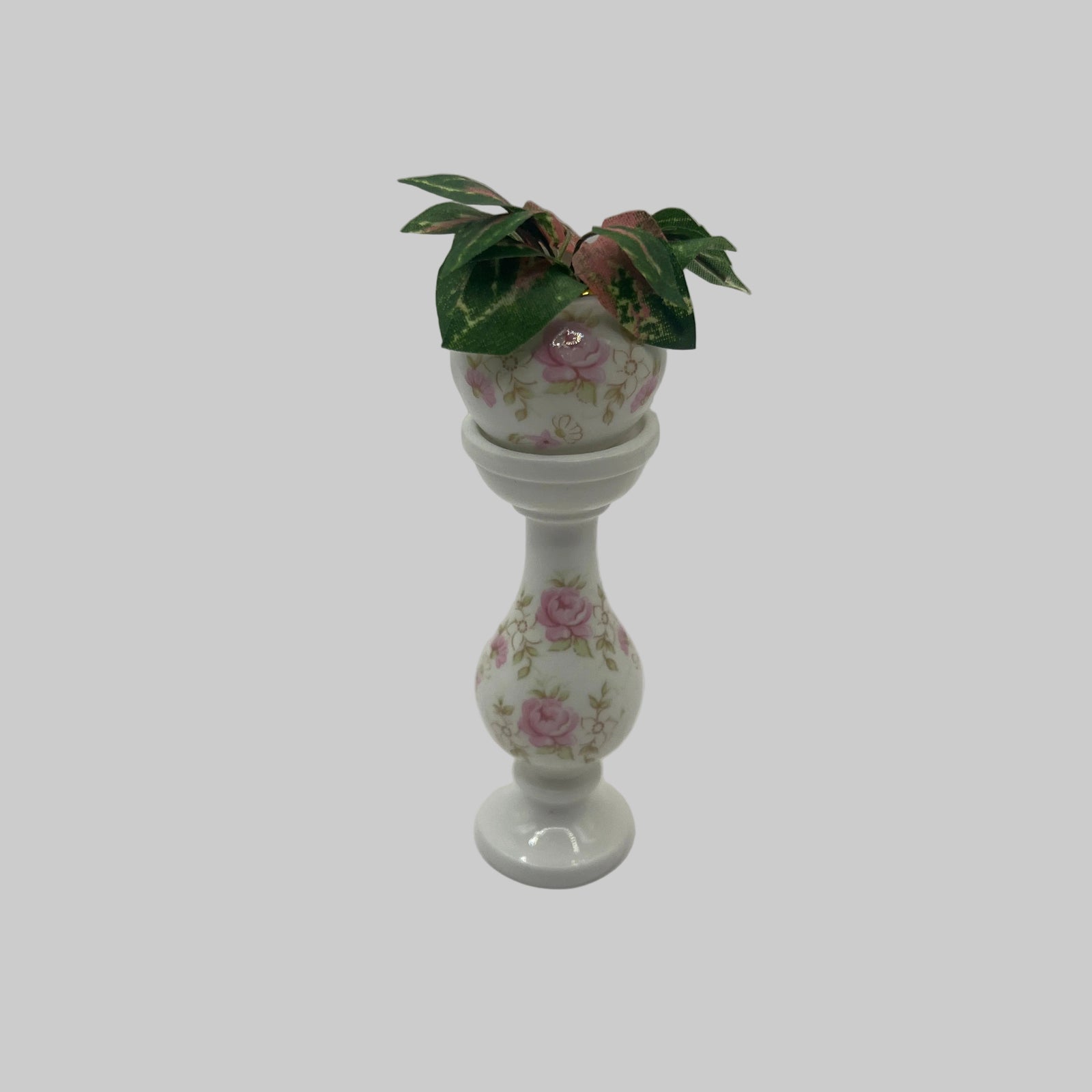 Dolls house pink roses Mack jardiniere
