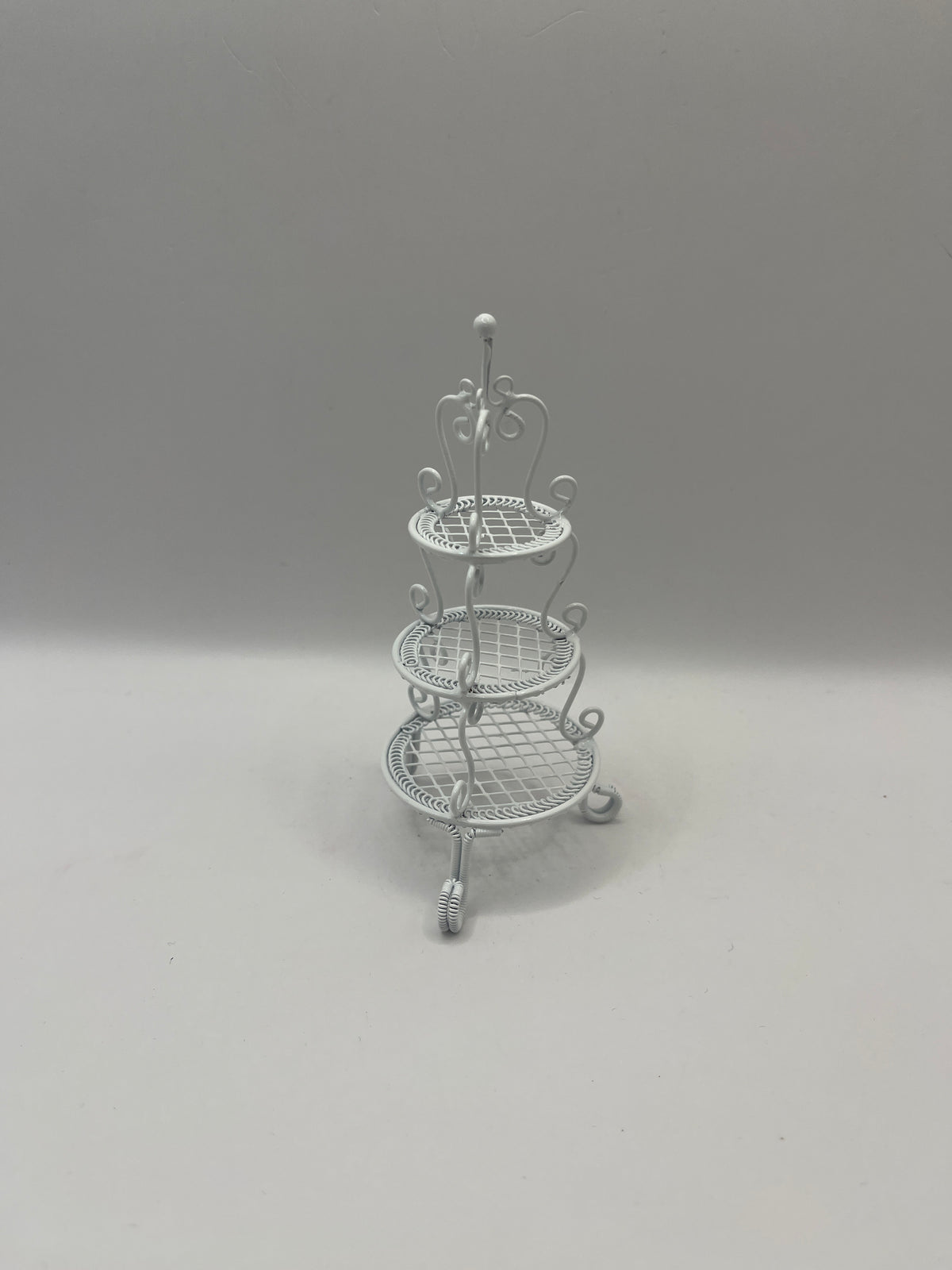 DF566 - White circular metal whatnot