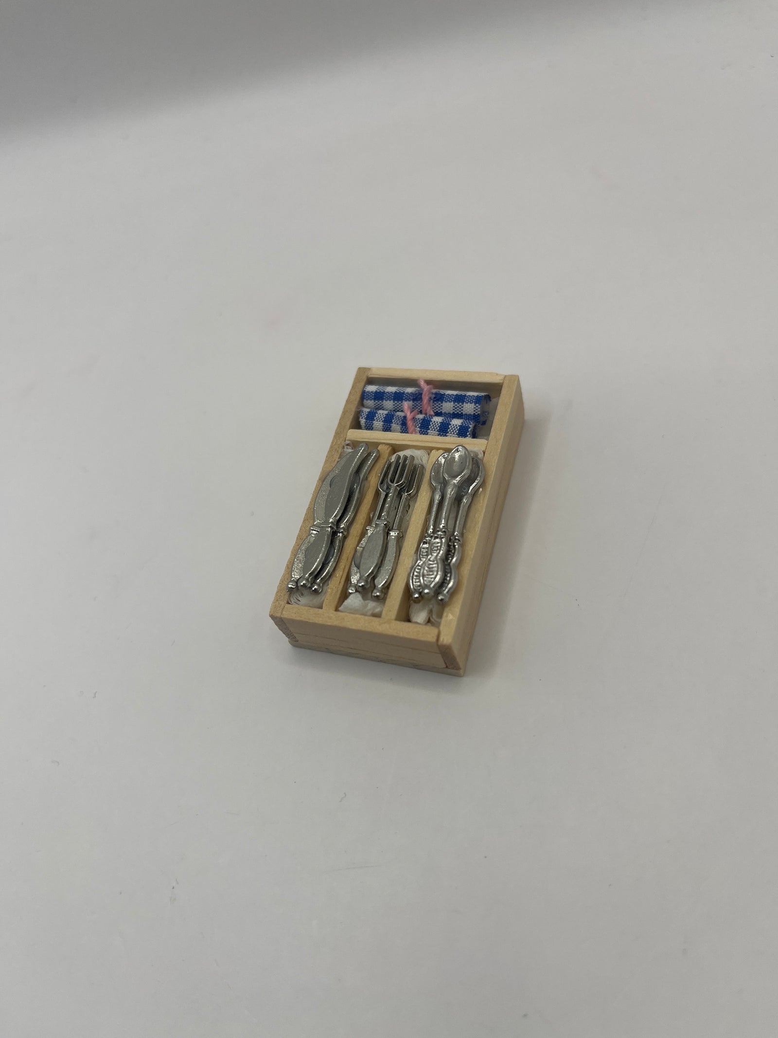 D301 - Wooden tray of cutlery