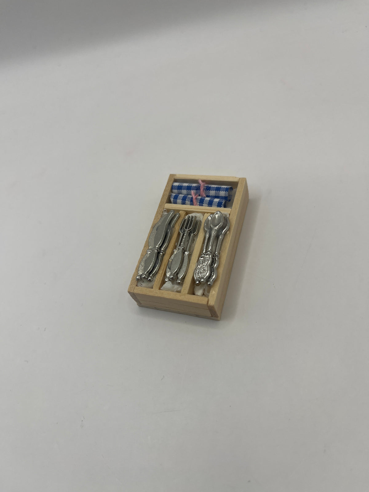 D301 - Wooden tray of cutlery