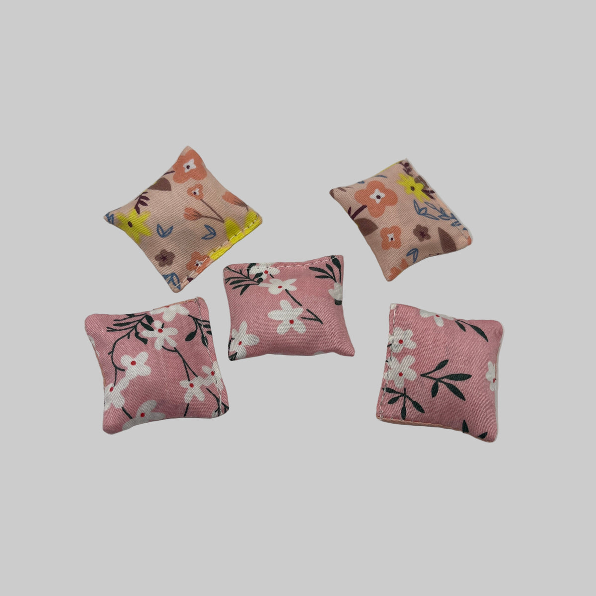 YD043 - 5 peach and pink floral cushions