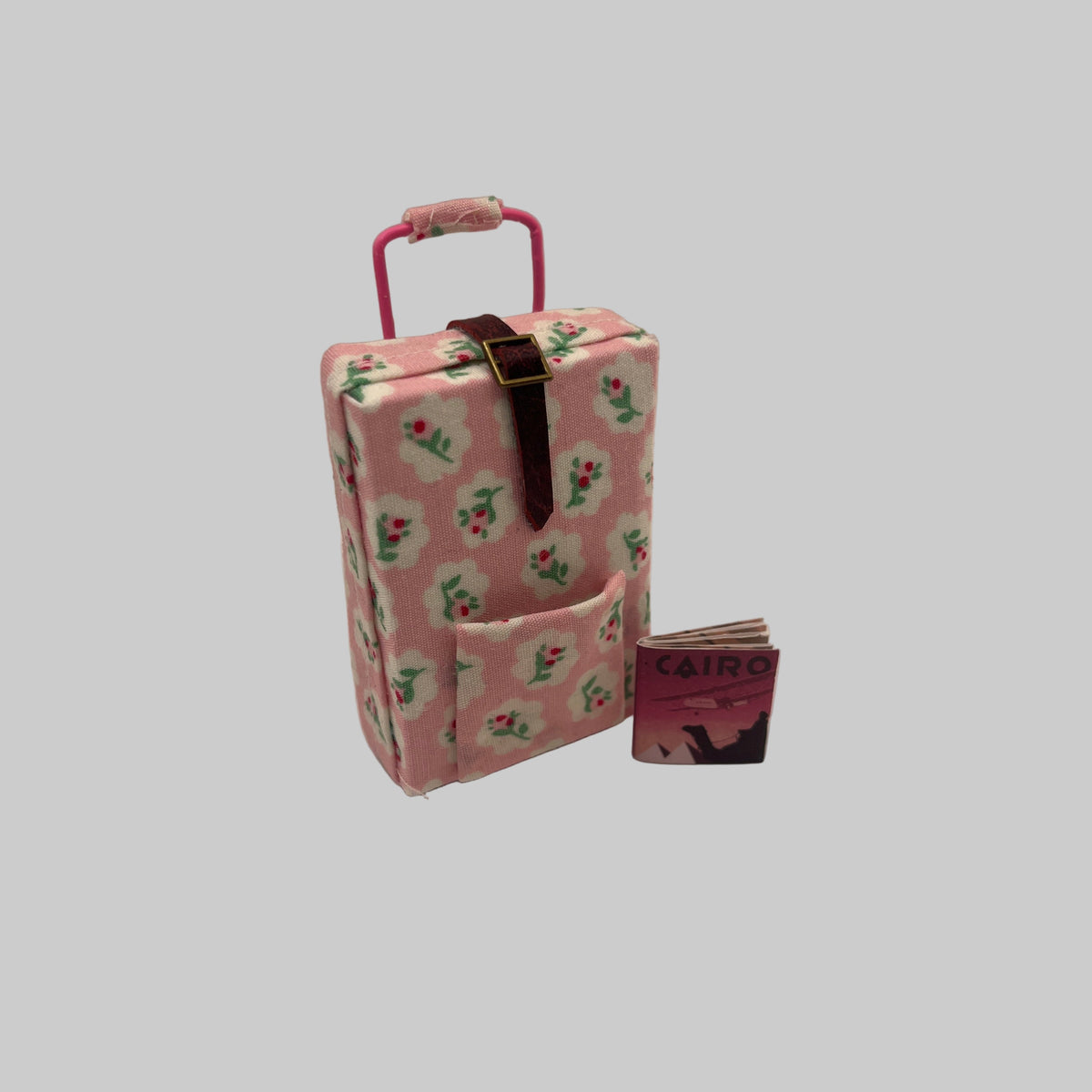 YD125 - Pull along upright suitcase with travel book