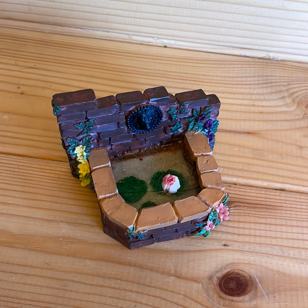 DF642 - Pond with lion head fountain