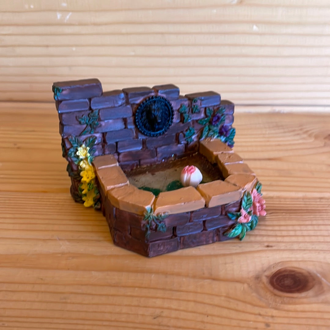 DF642 - Pond with lion head fountain